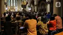 Misa Malam Natal digelar beberapa sesi, baik secara tatap muka (luring) maupun secara virtual (daring). (Liputan6.com/Herman Zakharia)