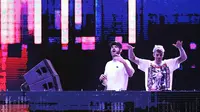 Dilansir dari Liputan6.com,   konser The Chainsmokers dimulai   pada pukul 22.00 WIB dengan video   bernuansa hitam putih dan musik   elektronik yang menghentak. (Bambang E. Ros/Bintang.com)