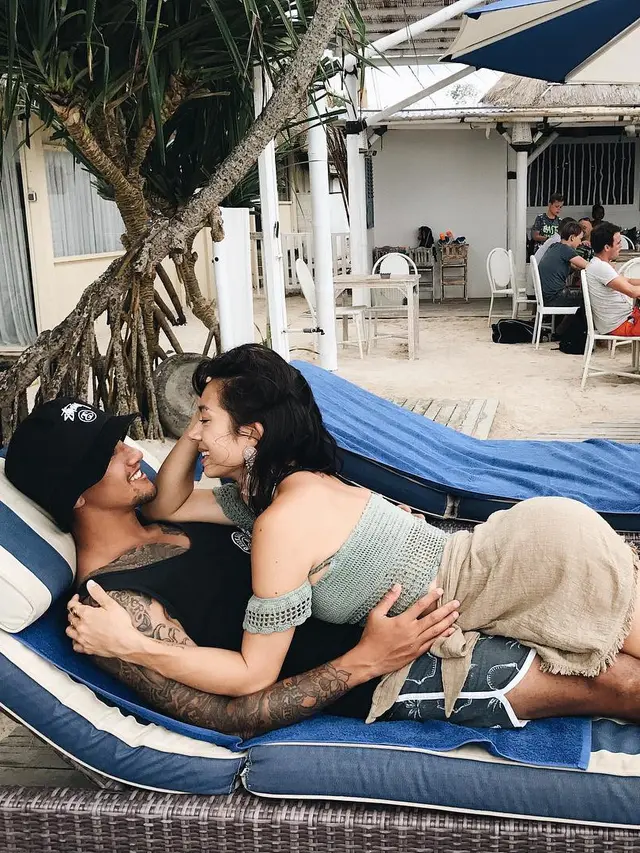 [Bintang] Bikin Baper Sejuta Umat, Ini 5 Potret Mesranya Gaya Jennifer dan Irfan Bachdim