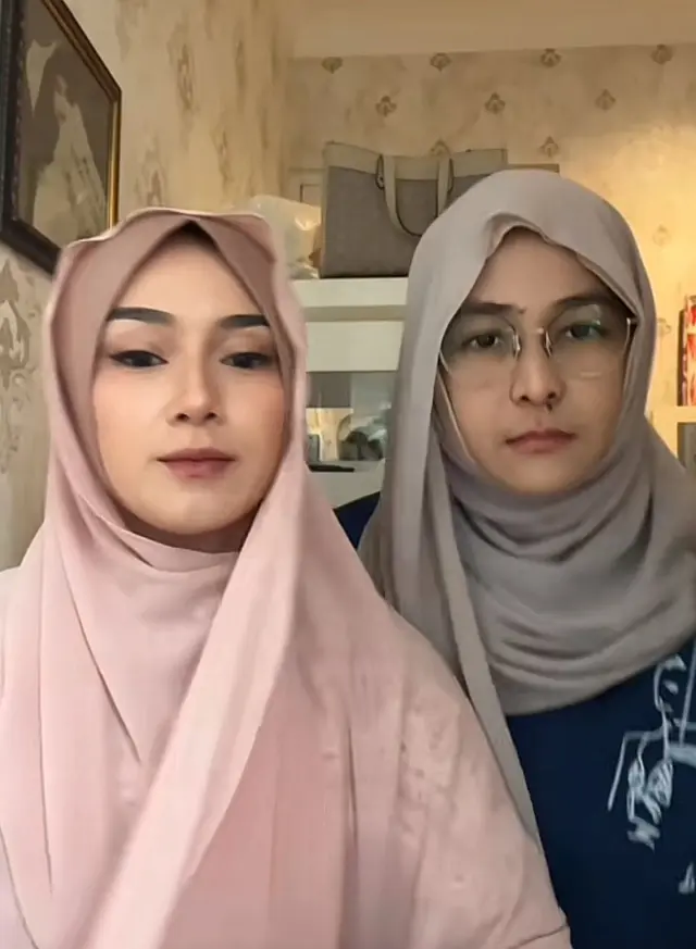 Disebut terlihat lebih anggun, intip 5 potret Mita dan Dara The Virgin kenakan hijab