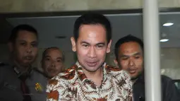 Tubagus Chaeri Wardhana alias Wawan meninggalkan Gedung KPK, Jakarta, Jumat (1/7). KPK  memeriksa tiga orang saksi untuk dimintai keterangan dalam kasus Tindak Pidana Pencucian Uang yang dilakukan Wawan. (Liputan6.com/Helmi Afandi)