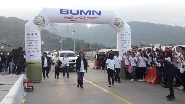 Menteri BUMN Rini Soemarno melakukan pelepasan tur perdana (flag off), dalam rangka mengecek kesiapan angkutan mudik dan jalan tol Trans Sumatera untuk Lebaran 2019 ini. Liputan6.com/Bawono