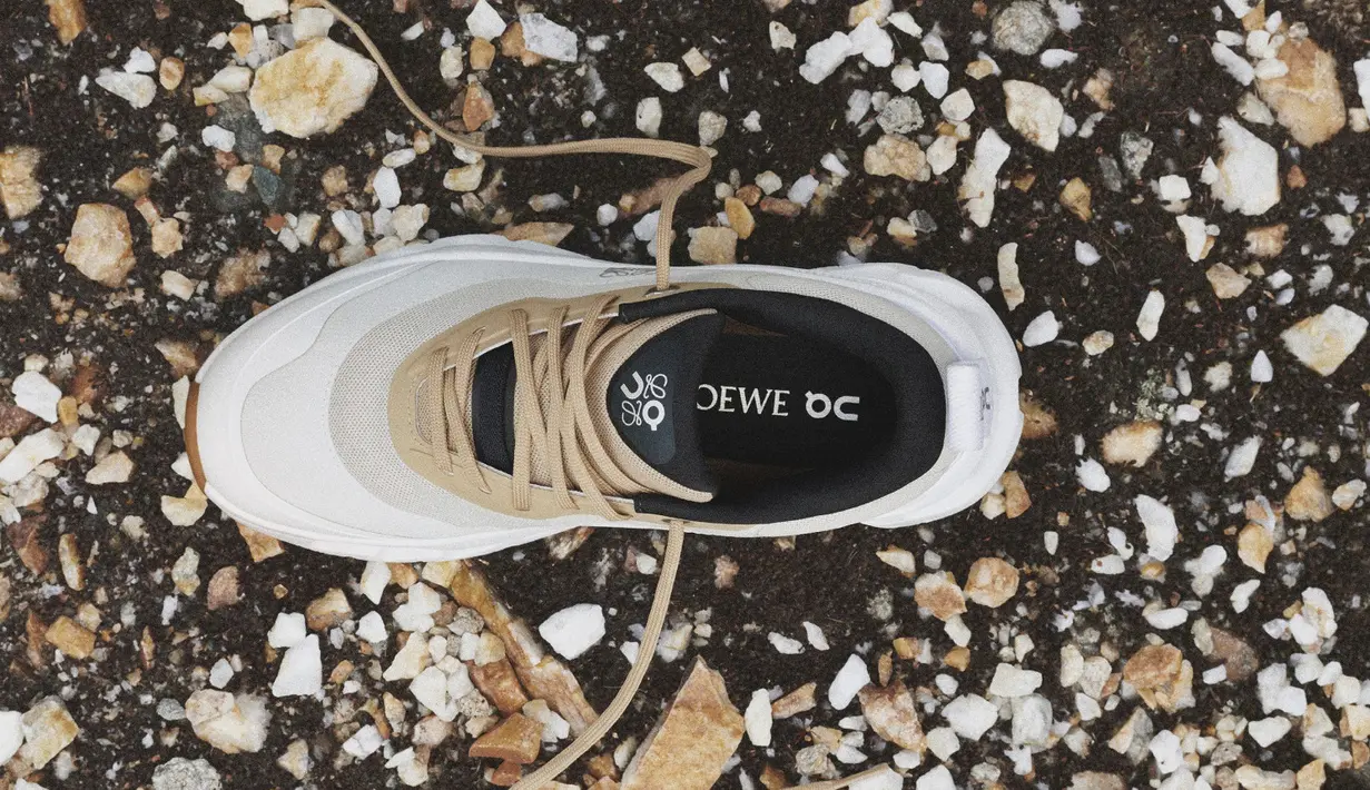 Sol dalam yang ergonomis dengan merek anagram timbul di bagian samping yang sesuai dengan warna bagian atas.