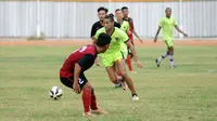 Pemain depan Persipasi Bandung Raya (PBR), Gaston Castano mencoba melewati pemain  Bekasi Putra di Stadion Patriot, Bekasi, Selasa (25/8/2015). PBR unggul 3-1 atas Bekasi Putra.   (Liputan6.com/Helmi Fithriansyah)