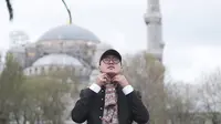 Barli Asmara sangat terkesan dengan Masjid Camlica di Turki. Ia sempat salat di sananya dan merasakan ademnya salat di sana (Dok.Instagram/@barliasmara/https://www.instagram.com/p/B4CWIDznSxb/Komarudin)