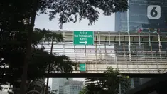 Suasana JPO yang juga akses menuju Halte Transjakarta Karet di Jakarta, Kamis (12/11/2020). Pemerintah Provinsi (Pemprov) DKI Jakarta akan merevitalisasi jembatan penyeberangan orang (JPO) di Jalan Sudirman, Jakarta Pusat, tepatnya di depan Hotel Le Meridien. (Liputan6.com/Immanuel Antonius)