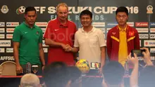Andritany, Alfred Riedl, Nguyen Huu Thang, dan pemain Vietnam, Luong Xuan Truong saat mengikuti press conference di Aston Hotel, Sentul, (2/12/2016). (Bola.com/Nicklas Hanoatubun)