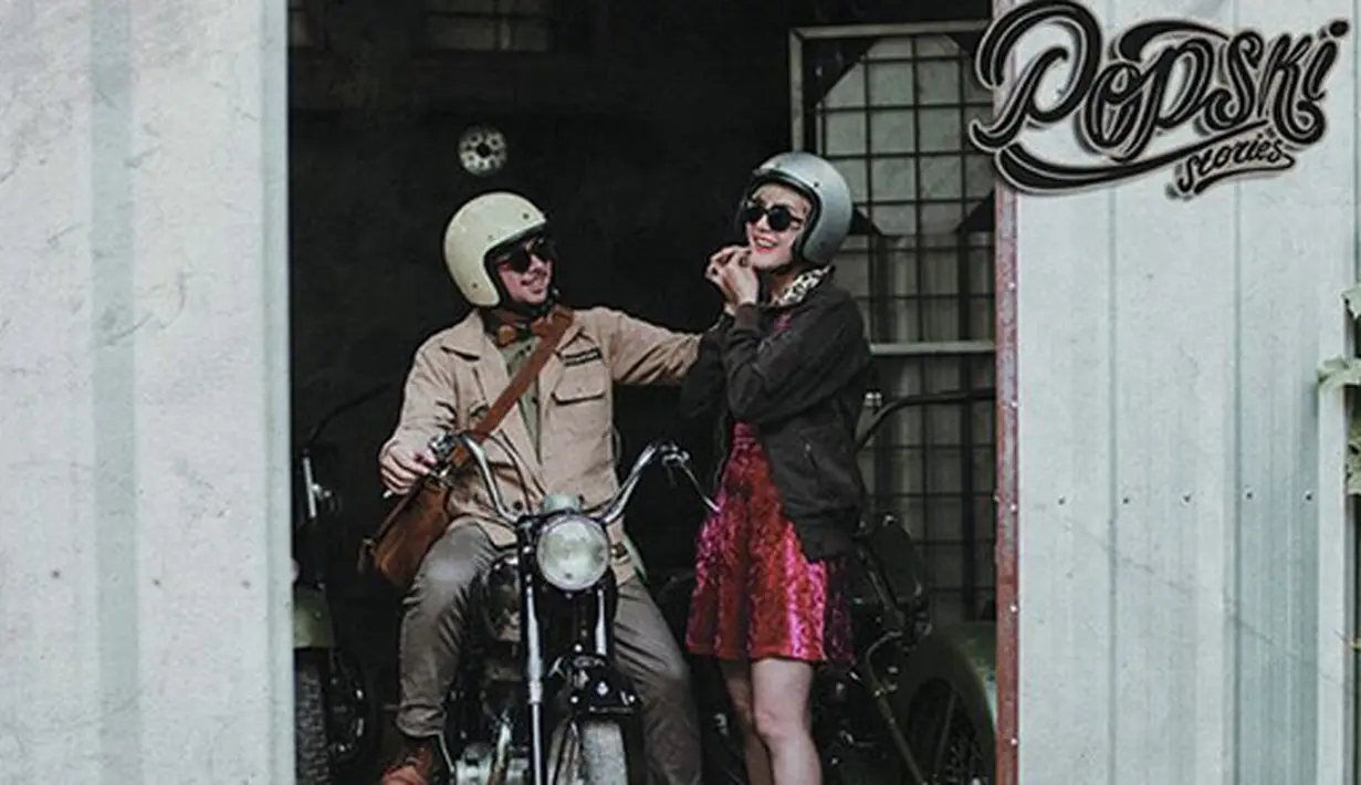 Dalam keterangan fotonya tersebut, ia menyebut bahwa foto pre weddingnya anti mainstream. Tapi menurut nominator Piala Citra untuk Pemeran Pendukung Wanita Terbaik dalam Festival Film Indonesia 2013 itu sesuai dengan hobi keduanya. (Instagram/popsovia)