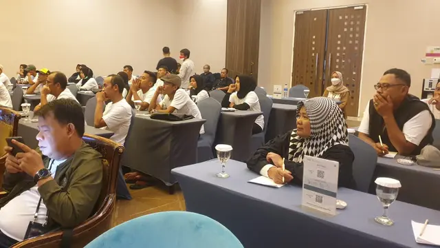 Puluhan kelompok UMKM peternak lele Garut, Jawa Barat, tengah mendapatkan materi pendampingan dari Askrindo cabang Tasikmalaya. (Liputan6.com/Jayadi Supriadin)