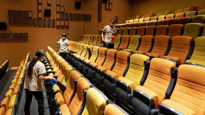 Para pekerja melakukan disinfeksi di sebuah bioskop di Wuhan, Provinsi Hubei, China, Senin (20/7/2020). Dengan mengambil berbagai langkah pencegahan COVID-19, bioskop-bioskop di Kota Wuhan mulai kembali dibuka secara bertahap pada 20 Juli 2020. (Xinhua/Xiao Yijiu)