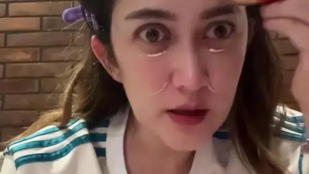 5 Rutinitas Skincare Malam Nafa Urbach Ini Bikin Wajah Kencang di Usia 40-an, Tanpa Operasi Plastik