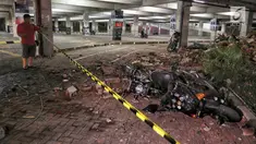 Kendaraan bermotor tertimbun reruntuhan bangunan parkir bertingkat akibat gempa di Mal Galeria, Ngurah Rai, Bali, Minggu malam (5/8). Gempa 7 SR sekitar 27 km Timur Laut Lombok Utara, NTB mengakibatkan bangunan parkir rusak. (Liputan6.com/Johan Tallo)