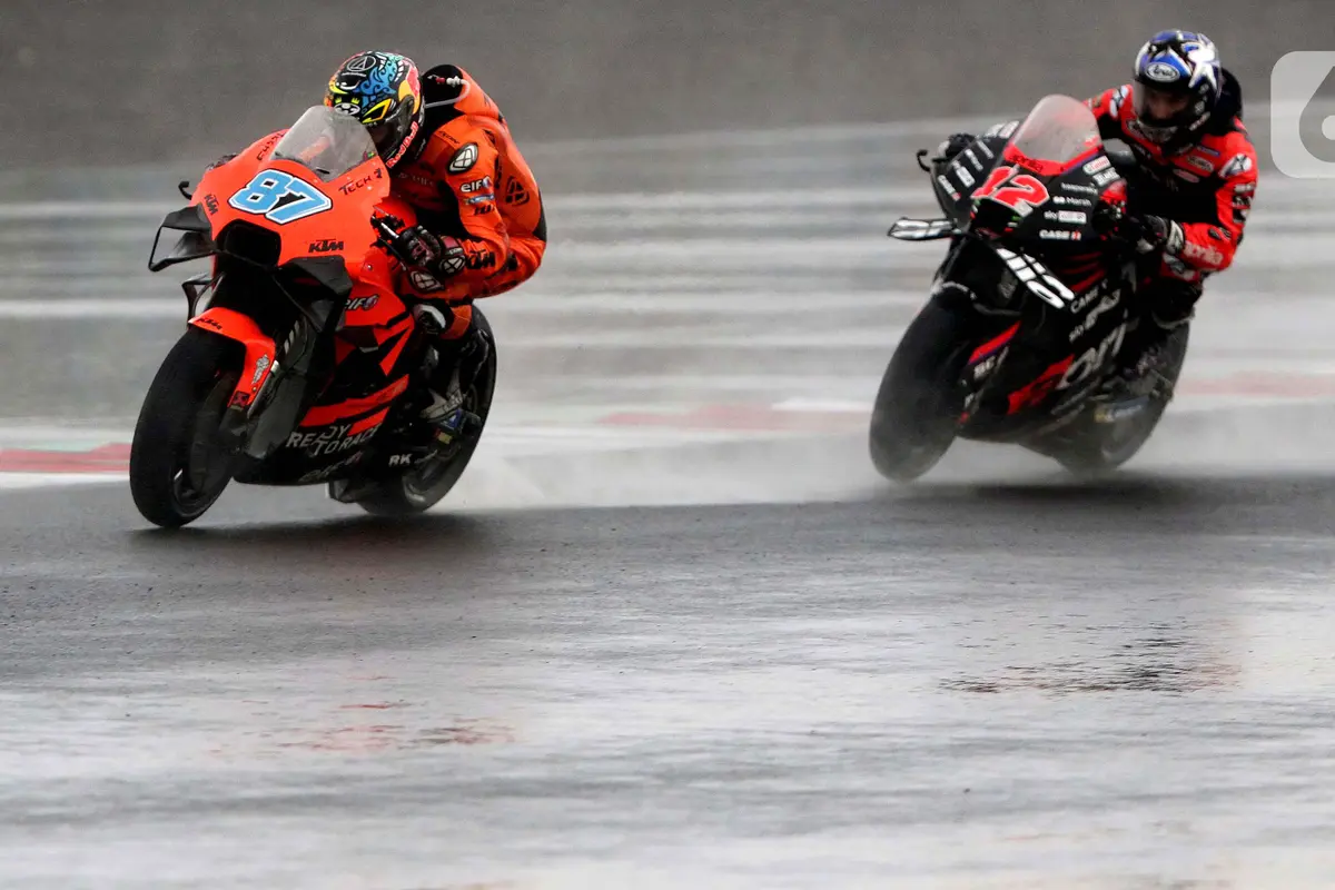 FOTO: Aksi Pembalap MotoGP Libas Lintasan Basah Pertamina Mandalika International Street Sirkuit