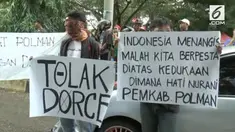 Warga Polewali Mandar, Sulawesi Barat menolak kehadiran Dorce dalam perayaan pergantian tahun. Warga menilai hal tersebut tidak menghormati kesedihan bencana alam di Indonesia.