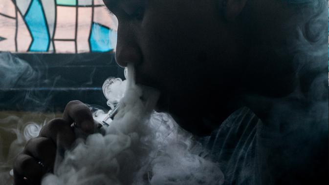 Ilustrasi foto menunjukkan seorang pelanggan merokok elektrik di sebuah toko vape di Manila (20/11/2019). Presiden Filipina Rodrigo Duterte mengumumkan akan melarang penggunaan e-rokok. (AFP Photo/Dante Diosina Jr)