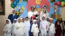 Pesta perayaan ulang tahun putra ke dua pasangan Nia Ramadhani dan Ardi Bakrie tak hanya menghadirkan tema Mario Bros. Ucap rasa syukur, mereka pun mengundang anak yatim untuk menggelar doa bersama. (Nurwahyunan/Bintang.com)