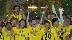 Striker dan kapten Borussia Dortmund, Marco Reus (tengah) mengangkat trofi DFB Pokal di tengah-tengah rekan setim usai kemenangan 4-1 atas RB Leipzig dalam partai Final DFB Pokal 2020/2021 di Olympiastadion, Berlin, Kamis (13/5/2021). (AFP/John MacDougall/Pool)