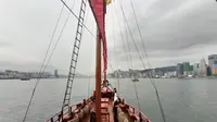 Kapal Aqua Luna membawa penumpang berlayar di perairan Victoria Harbour untuk melihat pemandangan pencakar langit Hong Kong. (Foto: Liputan6.com/Benedikta Desideria)