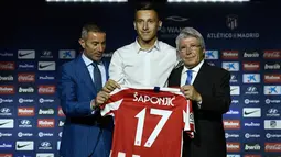 Penyerang Ivan Saponjic foto bersama dengan Presiden Atletico Madrid Enrique Cerezo dan direktur olahraga Andrea Berta selama pengenalan resmi dirinya di stadion Wanda Metropolitano di Madrid (12/7/2019). Ivan Saponjic diboyong Atletico senilai 500 ribu euro dari Benfica. (AFP Photo/Oscar Del Pozo)