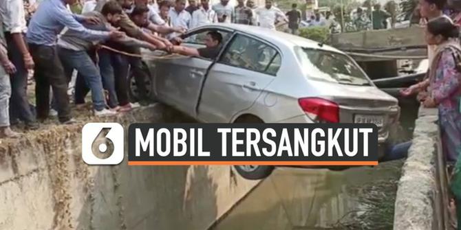 VIDEO: Hilang Kendali, Mobil Tersangkut di Selokan Air