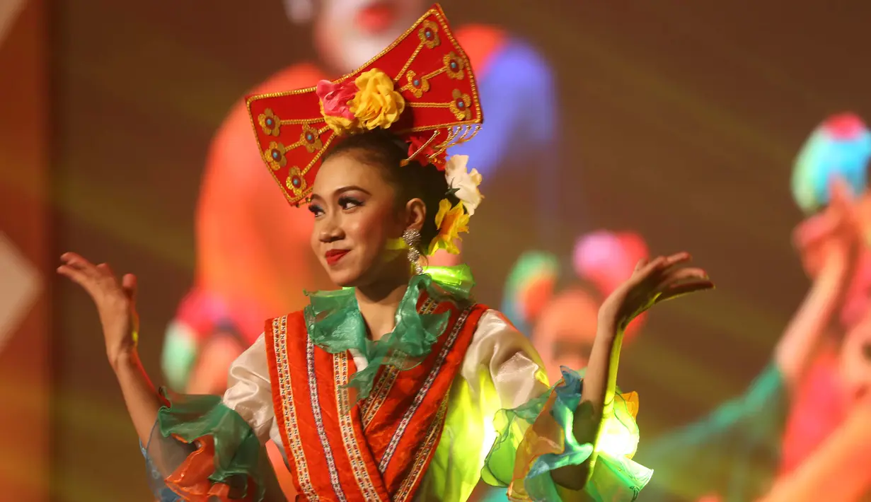 Para penari menampilkan tarian dari Betawi pada Pembukaan Kejuaraan Dunia Wushu 2015 di JCC, Senayan, Jakarta, Jumat(13/11/2015). (Bola.com/Nicklas Hanoatubun)