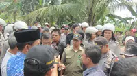 Eksekusi lahan di Kota Bengkulu mendapat penolakan dari warga (Liputan6.com/Yuliardi Hardjo Putro)