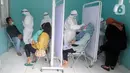 Paramedis melakukan swab test PCR kepada warga di Puskesmas Kramat Jati, Jakarta Timur, Rabu (13/1/2020). Setiap harinya, Puskesmas Kramat Jati menyediakan kuota 300 swab test PCR  secara gratis untuk memutus mata rantai penyebaran COVID-19. (merdeka.com/Arie Basuki)