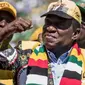 Presiden Emmerson Mnangagwa berhasil memenangkan pemilu presiden Zimbabwe, yang merupakan pertama kalinya pasca-pemerintahan diktator Robert Mugabe. (AFP)