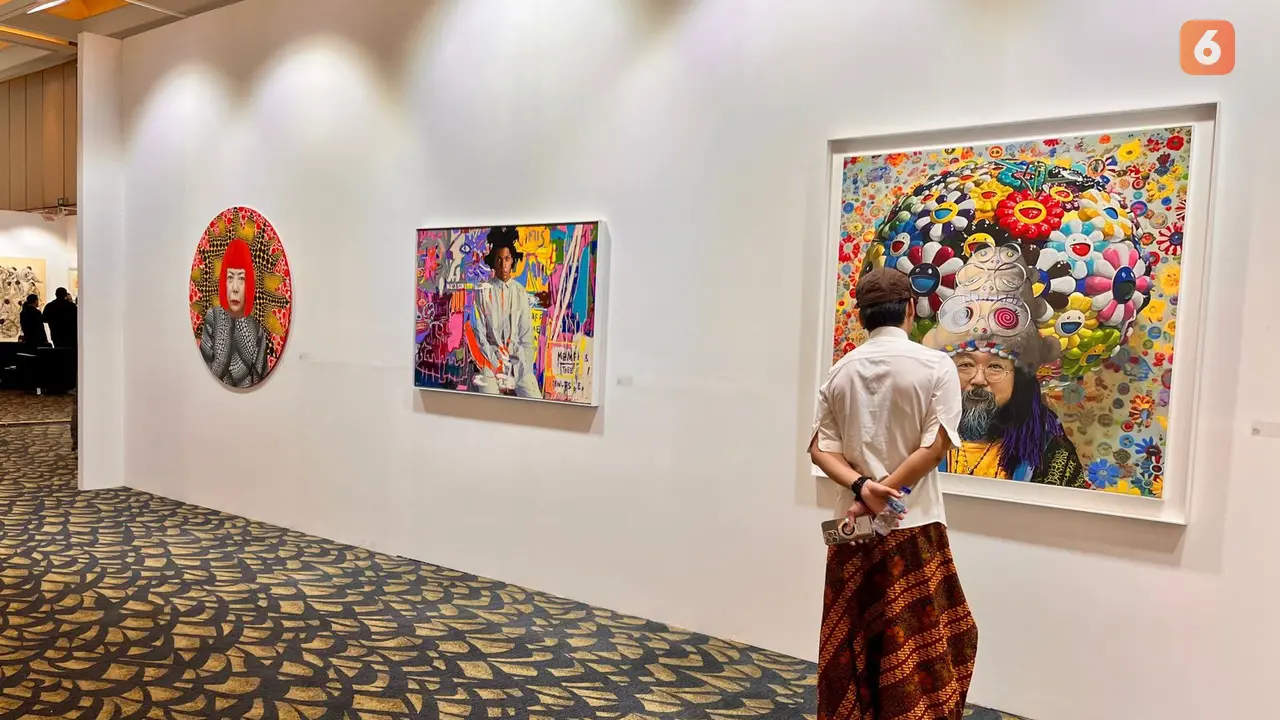 Seorang pengunjung berada di pameran seni ArtMoments Jakarta 2024 tampak sedang mengamati sebuah karya. (Dok: Liputan6.com/dyah)