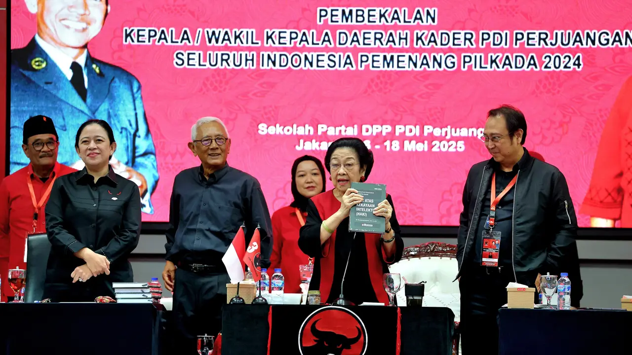 Ketua Umum DPP PDI Perjuangan (PDIP) Megawati Soekarnoputri bersama putranya Prananda Prabowo dan putrinya yang juga Ketua DPR RI Puan Maharani.