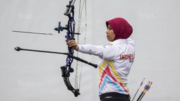 Pepanah putri Indonesia, Sri Ranti, saat tampil pada final SEA Games cabang panahan nomor compound di National Sports Council, Kuala Lumpur, Rabu (16/8/2017). Dirinya meraih emas pertama untuk Indonesia. (Bola.com/Vitalis Yogi Trisna)