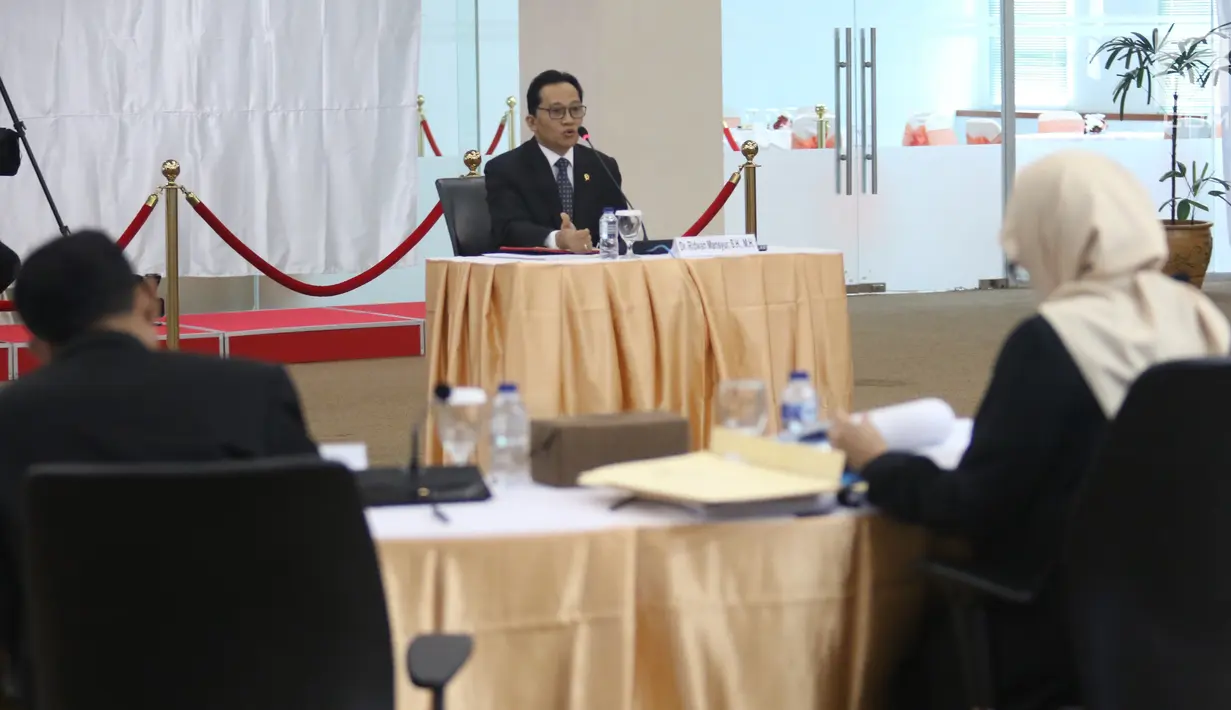 Calon hakim agung menjawab pertanyaan tim penyeleksi saat seleksi wawancara di Auditorium Gedung Komisi Yudisial, Jakarta, Kamis (3/1). Wawancara berlangsung pada tanggal 3 hingga 7 Januari 2019. (Liputan6.com/Angga Yuniar)