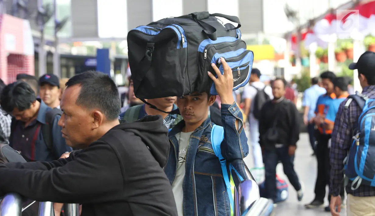 Calon penumpang antre sebelum masuk ke dalam Stasiun Pasar Senen, Jakarta, Kamis (31/8). Libur Idul Adha 1438 H pada 1 September 2017 dimanfaatkan oleh warga Jakarta dan sekitarnya untuk bepergian. (Liputan6.com/Immanuel Antonius)