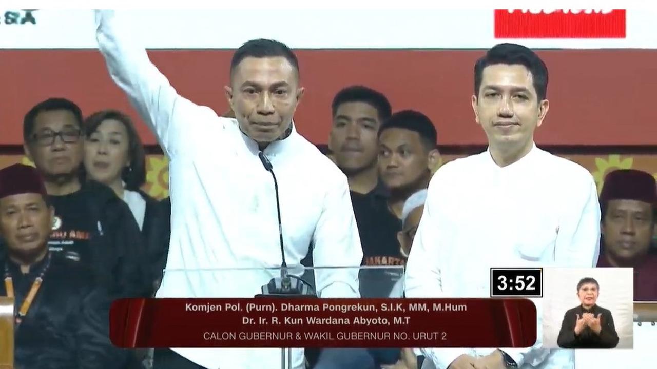 Pasangan calon gubernur dan calon wakil gubernur nomor 2 Dharma Pongrekun-Kun Wardana Abyoto saat membacakan visi misi di debat kedua Pilgub Jakarta 2024.