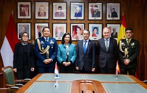 Menteri Pertahanan Spanyol Margarita Robles Fernandez (ketiga dari kiri) berpose bersama Duta Besar Republik Indonesia di Madrid Muhammad Najib (keempat dari kiri) pada Rabu (8/4/2026) di KBRI Madrid. (Dok. KBRI Madrid)