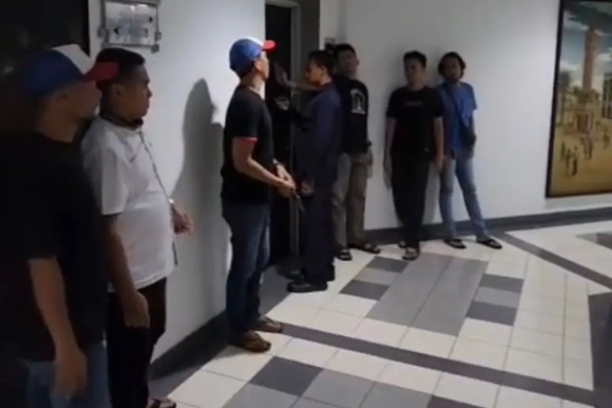 Detik-detik penggerebekan pelaku begal di sebuah penginapan kawasan Pluit, Jakarta Utara. (Dok. Tangkapan Layar)