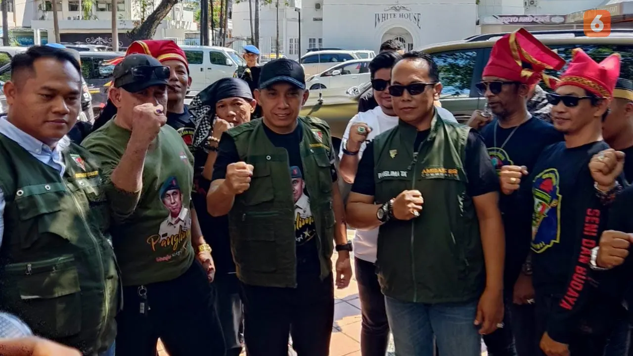 Pangdam XIV Hasanuddin Mayjen TNI Andi Muhammad Bau Sawa Mappanyukki foto bersama sejumlah tokoh (Liputan6.com/Fauzamn))