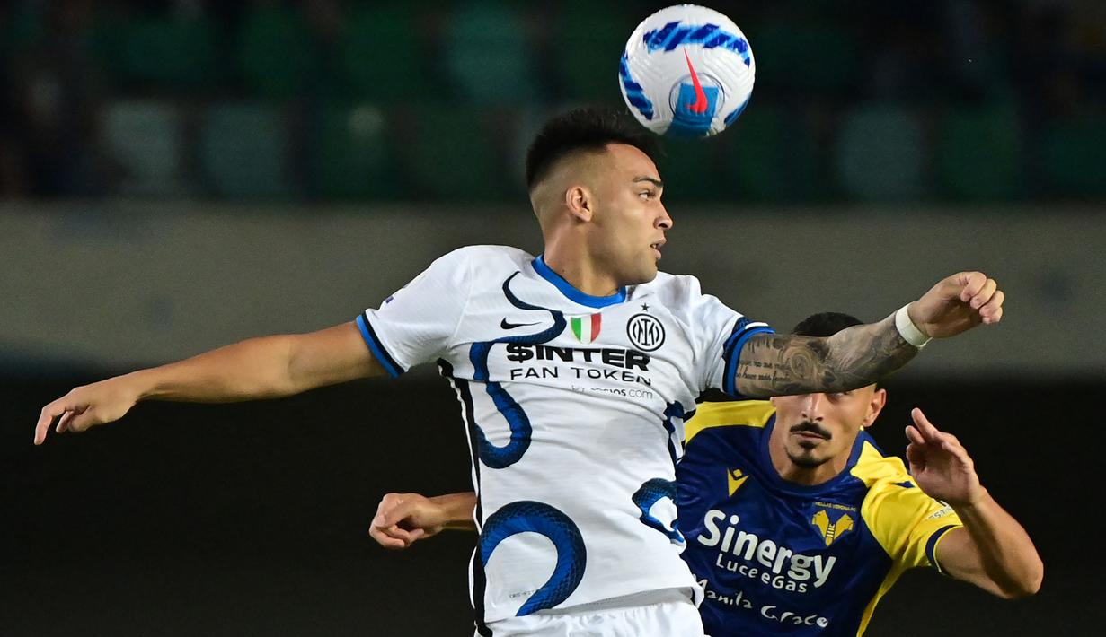 Inter Milan mencoba samakan angka. Sayangnya, duet lini depan antara Lautaro Martinez (kiri) dan Edin Dzeko belum membuahkan  hasil di babak pertama. Inter Milan tertinggal 0-1 dari Vernona. (Foto: AFP/Miguel Medina)