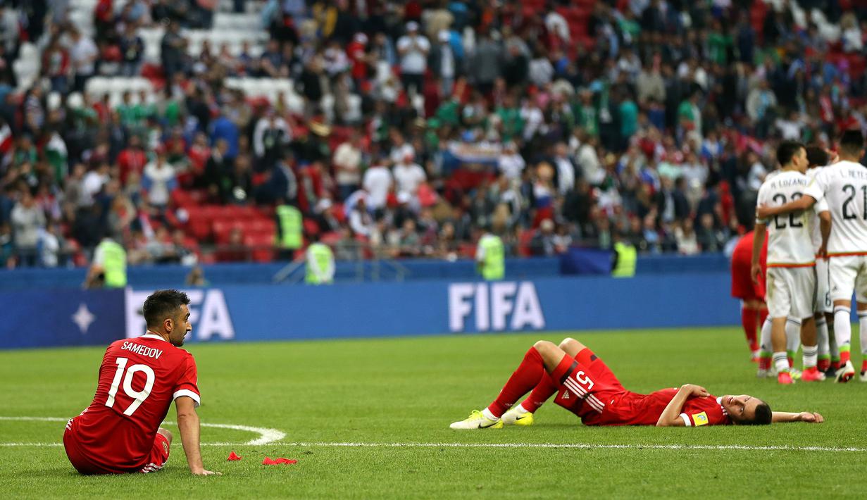 Sejumlah pemain Rusia tampak kecewa usai kalah dari Meksiko pada laga Grup A Piala Konfederasi 2017 di Kazan Arena, Kazan, Sabtu (24/6/2017). Rusia kalah 1-2 dari Meksiko. ( EPA/Tolga Bozoglu)