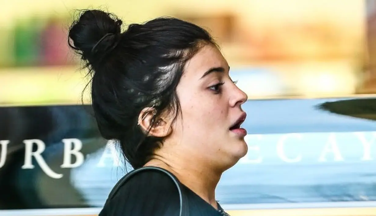 Kylie Jenner juga bisa tampil gemuk, tanpa makeup dan punya double chin! (bornrealist)