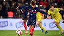 Prancis mendapat hadiah penalti pada menit ke-84 usai Antoine Griezmann dijatuhkan Vladislav Vasilijev. Eksekusi yang dimabil langsung oleh Antoine Griezmann berbuah gol ke-7 ke gawang Kazakhstan. (AFP/Franck Fife)