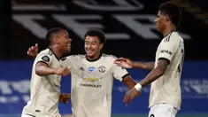 Pemain Manchester United merayakan gol yang dicetak Anthony Martial ke gawang Crystal Palace pada laga lanjutan Premier League di Selhurst Park, Jumat (17/7/2020) dini hari WIB. Manchester United menang 2-0 atas Crystal Palace. (AFP/Peter Cziborra/pool)