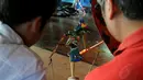 Memberi warna pada wayang menjadi salah satu kegiatan anak-anak di Museum Layang-Layang, Jakarta, (27/9/2014). (Liputan6.com/Helmi Fithriansyah)