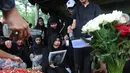 Karina Ranau menyampaikan permohonan maaf atas segala kesalahan mendiang Epy Kusnandar semasa hidupnya. Tampak dalam foto, Karina Ranau bersama Quentin Stanislavski sesaat sebelum pemakaman Epy Kusnandar, di Tempat Pemakaman Umum (TPU) Jeruk Purut, Jakarta Selatan, Kamis (4/12/2025) pagi. (Kapanlagi.com/Budy Santoso)