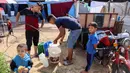 Di antara mereka, ada yang sudah beberapa kali pindah lokasi pengungsian. (Omar AL-QATTAA/AFP)