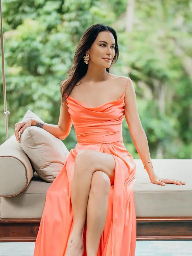 8 Gaya Awet Muda Sophia Latjuba Saat Nyender Sebagai Pose Andalan