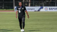 Pelatih Tim Pelajar Indonesia, Andri Ramawi Putra, saat mendampingi anak asuhnya bertanding di ajang Asian School Football Championship U-18 2024 di Stadion Universitas Sebelas Maret (UNS), Solo, Rabu (6/11/2024). (Bola.com/Radifa Arsa)