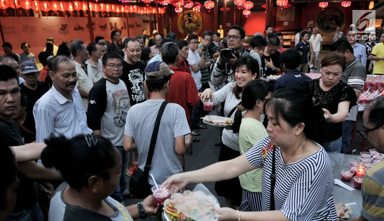 Pengurus memberikan takjil kepada umat muslim dan warga sekitar di Wihara Dharma Bhakti, Jakarta (30/5). Acara buka puasa gratis ini berlangsung dari 17 Mei hingga 8 Juni mendatang. (Merdeka.com/Iqbal S. Nugroho)