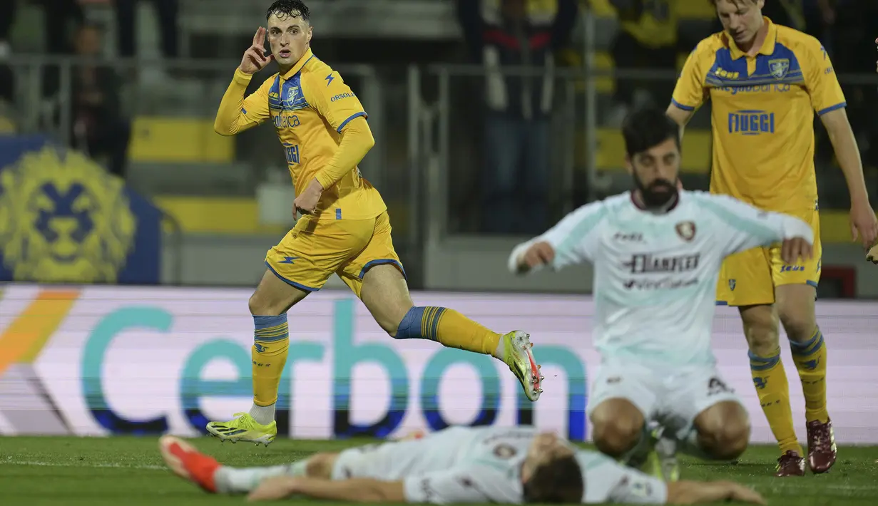 Baru mengemas 15 poin dari 34 laga dan menghuni dasar klasemen di posisi 20, Salernitana dipastikan menjadi tim pertama dari tiga tim yang terdegradasi ke Serie B. Kepastian terdegradasinya Salernitana usai menelan kekalahan 0-3 dari Frosinone pada pekan ke-34 (27/4/2024) hingga tak mungkin lagi mengejar defisit 16 poin sebagai zona aman dengan menyisakan 4 laga. (LaPresse via AP Photo/Alfredo Falcone)
