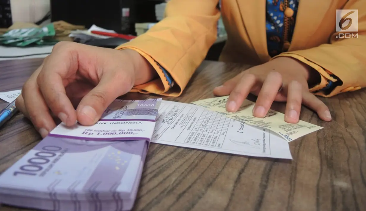 Petugas bank menyiapkan uang pecahan untuk layanan penukaran uang baru di GOR Tri Lomba Juang, Kota Semarang,  Senin (20/5/2019). Pelaksanaan layanan penukaran guna memenuhi kebutuhan uang pecahan untuk lebaran ini berlangsung secara bergantian mulai 20-23 Mei 2019. (Liputan6.com/Gholib)